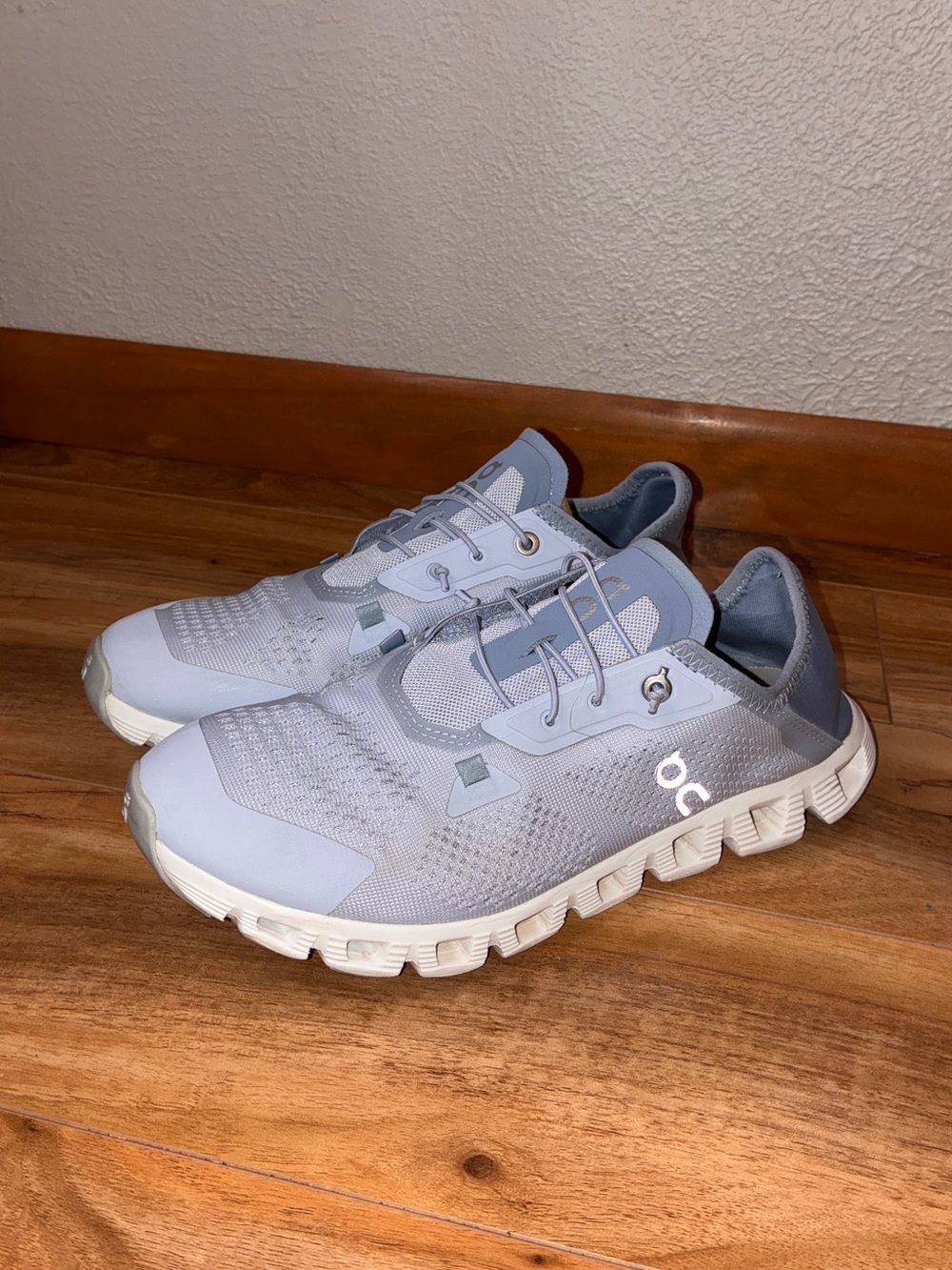 On Cloud Women’s Coast Athletic Running Sneaker Shoes, light blue- size 8.5